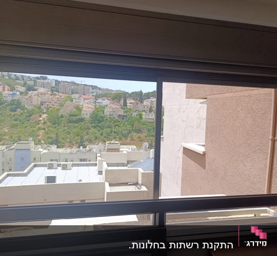 נוף עירוני מבעד לחלון זכוכית